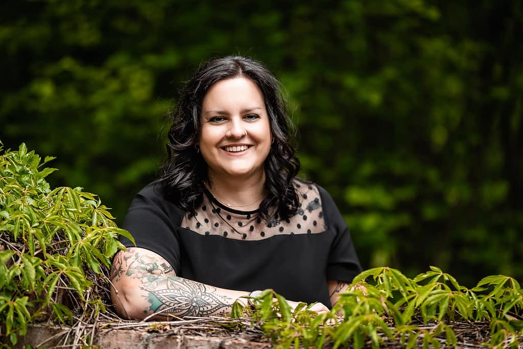 bewerbungsfoto frau outdoor im gruenen