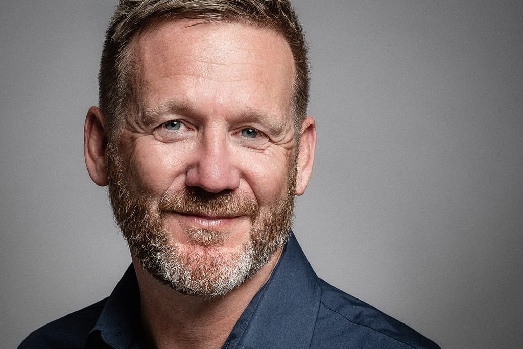 bewerbungsfoto head shot mann geraderblick