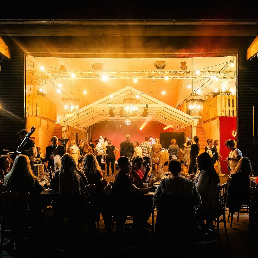 Top Eventfotos aus St. Gallen zeigen Mitarbeiter feiernd in der Aussen Eventlocation