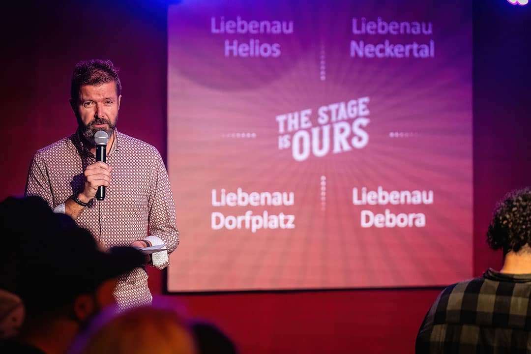 In Eventfotos aus St. Gallen spricht die Geschäftsführung vor dem neuen Brandingnamen
