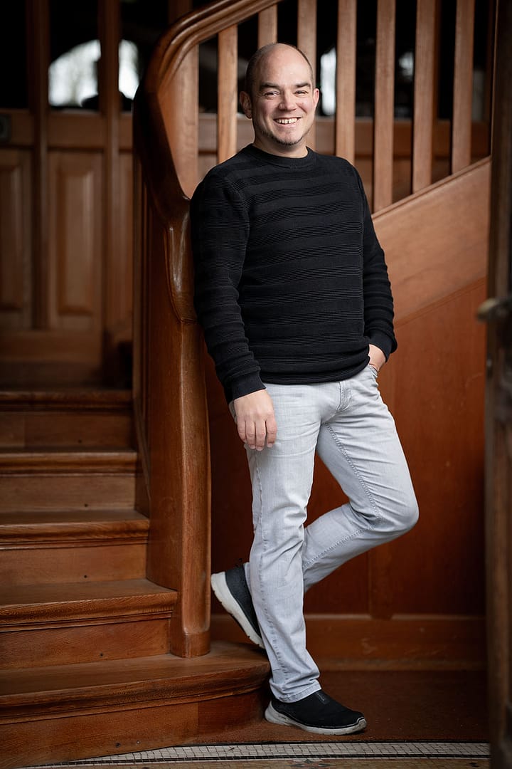 Der Architekturfotograf aus St. Gallen steht im Altbau