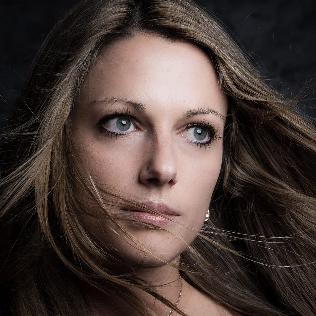 frauenportraet haare wind tolle augen