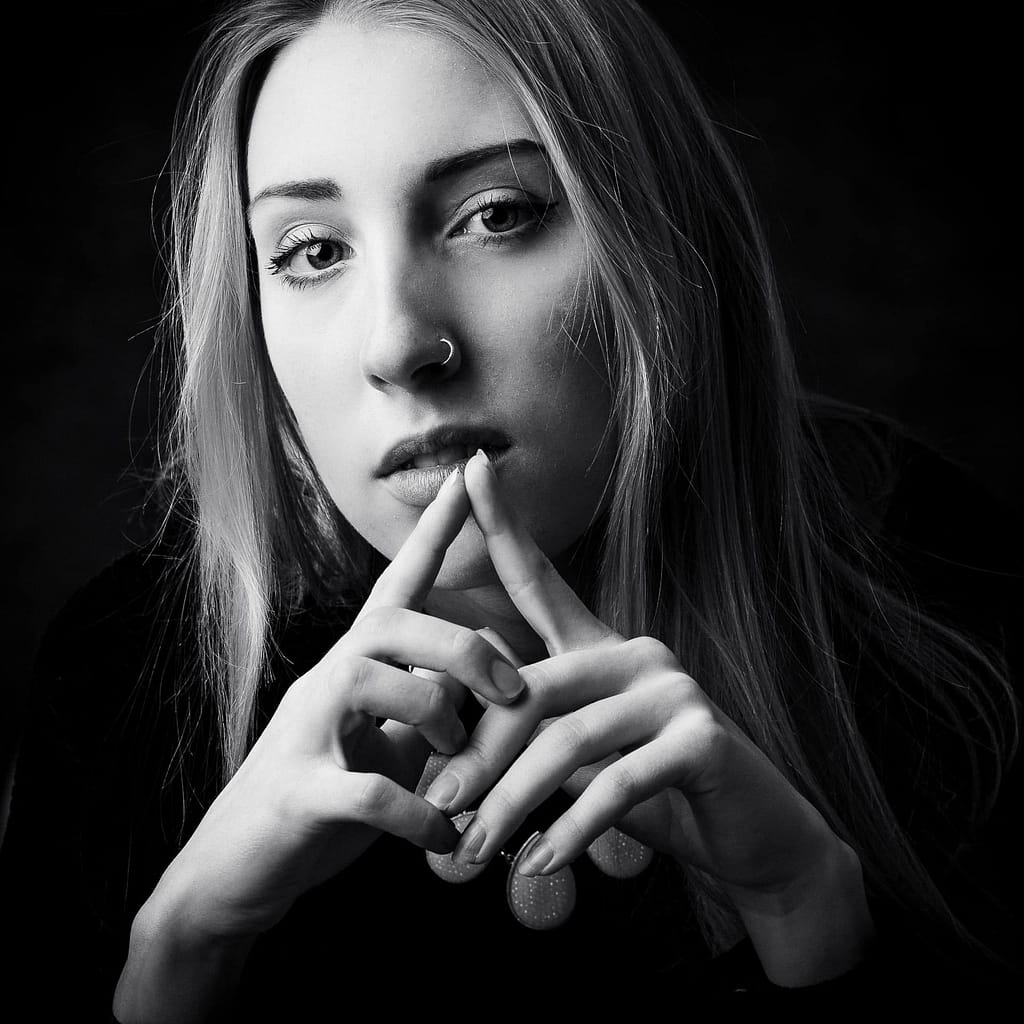 starke frau macht finger dreieck