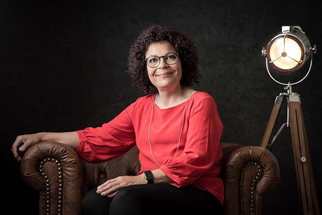 frau in roter bluse fotoshooting