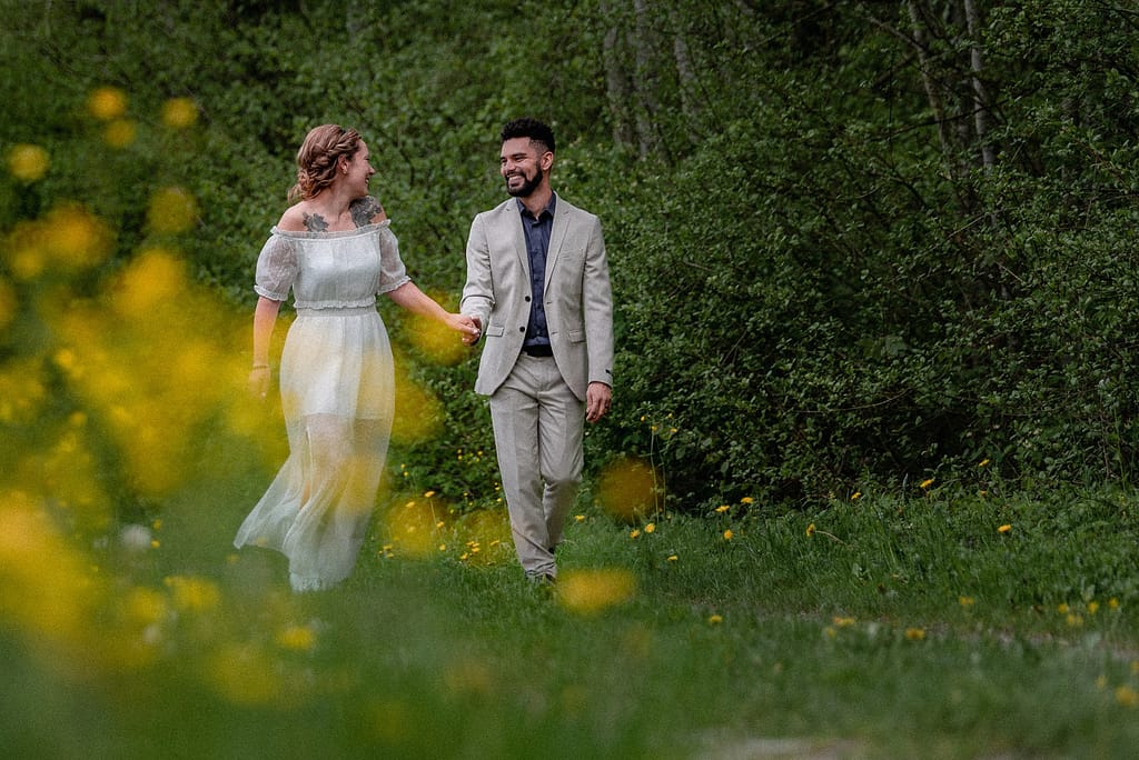 paarshooting im gruenen trauung hochzeit