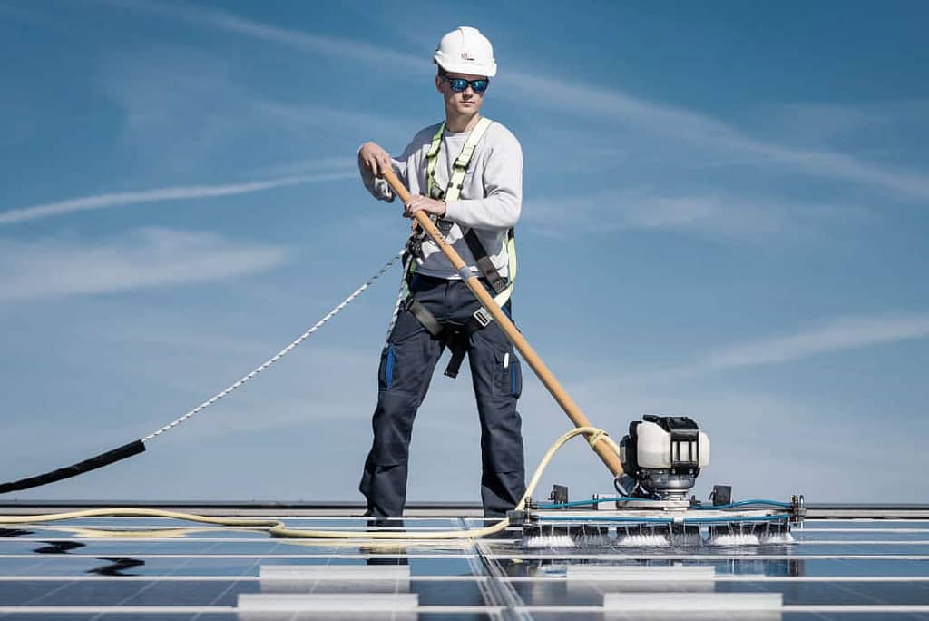 Business Foto Männer auf dem Dach bei Solarreinigung Business Portrait von Fotograf St. Gallen Andi Keller