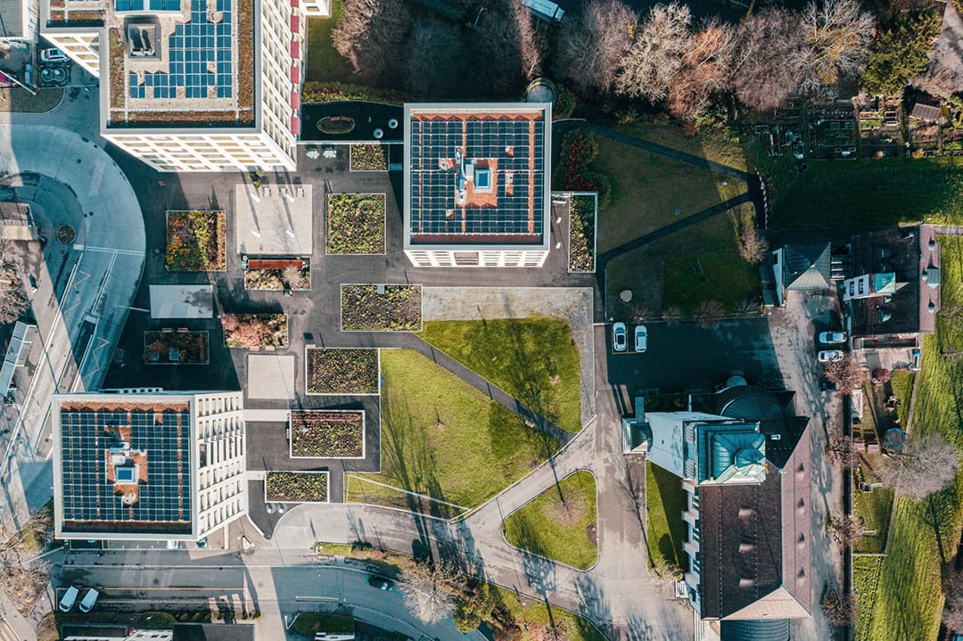 Diese Luftaufnahmen in St. Gallen zeigen grünen Park zwischen 3 Gebäude