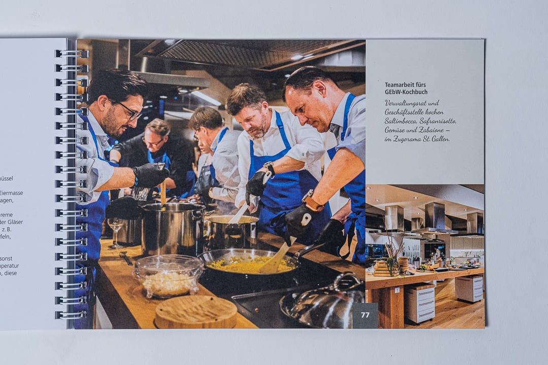 Diese Eventfotos zeigt Kochbuch bebildert mit Aktionären aus Aktiengesellschaft
