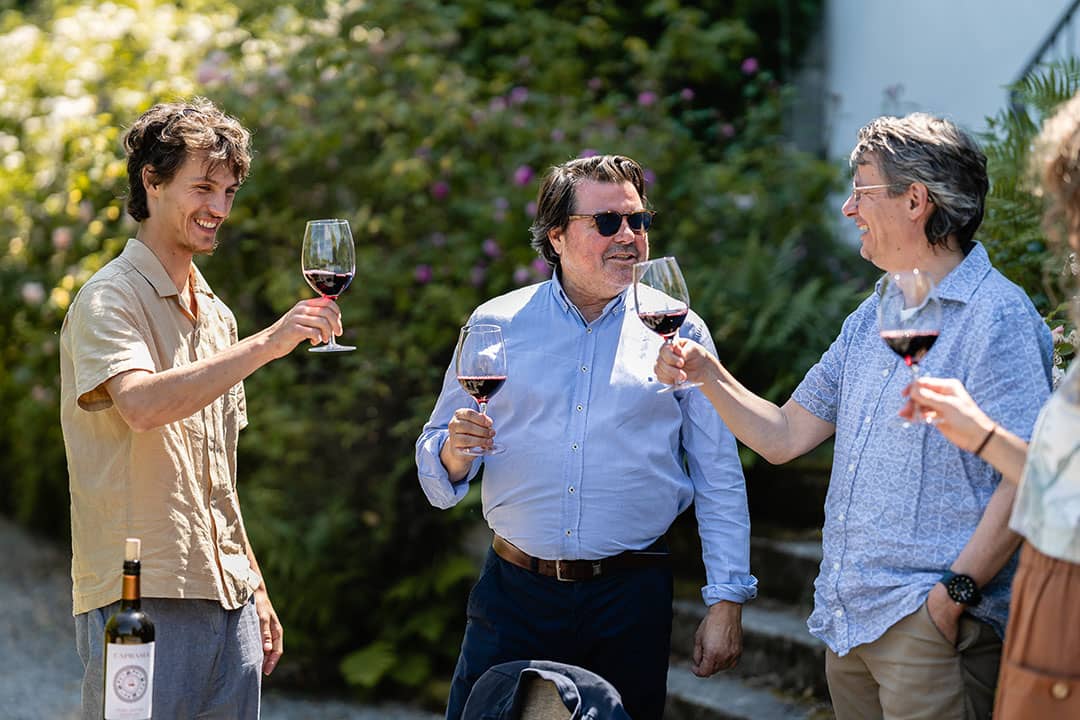 Ein Eventfoto aus St. Gallen zeigt 4 Personen bei Weindegustation