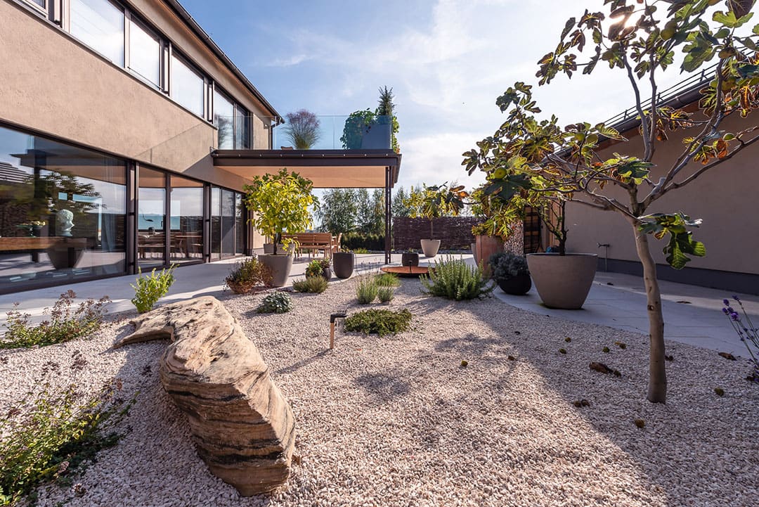 Der Architekturfotograf aus St. Gallen zeigt Wohnhaus mit Garten
