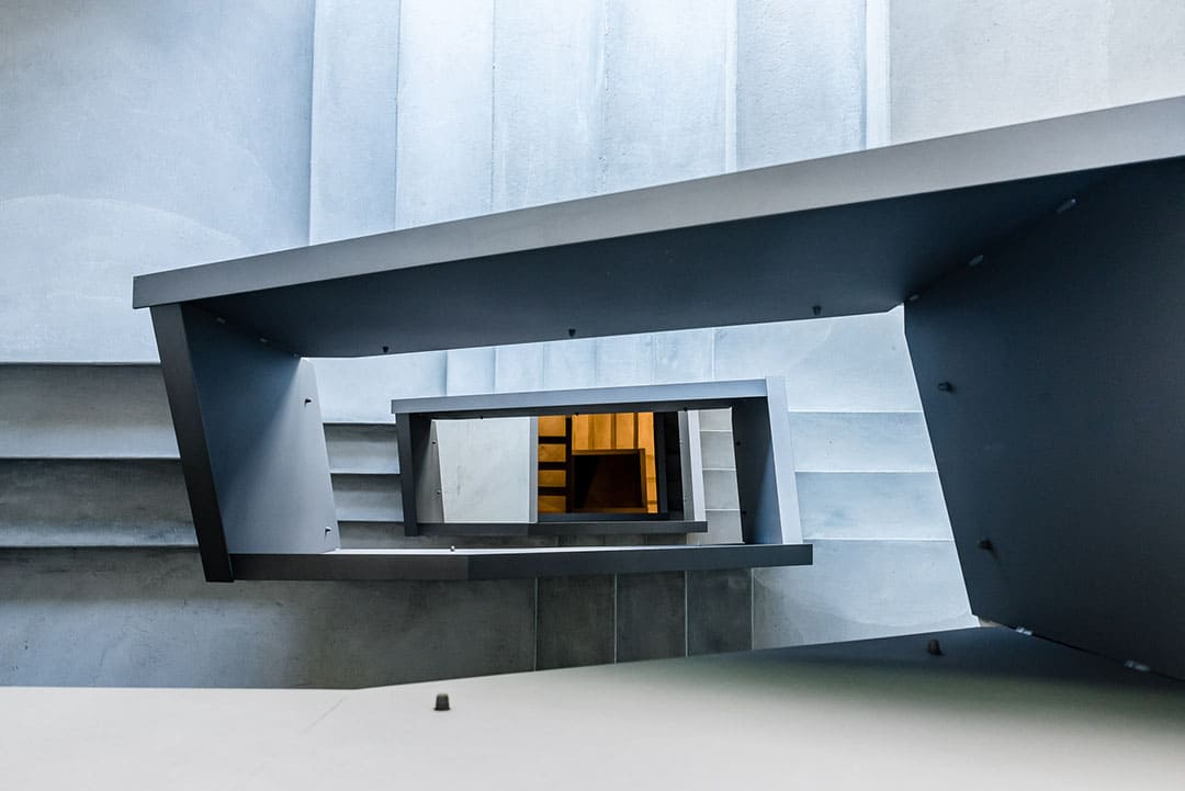 Städtischer Architekturfotograf in St. Gallen fängt Treppenhaus von oben ein
