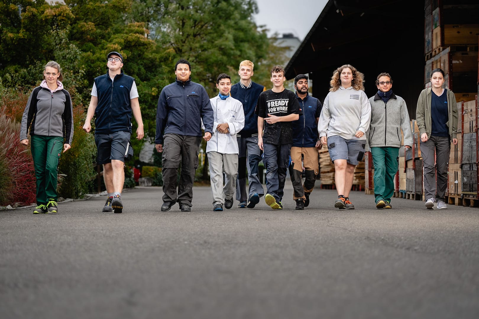 Lebendige Mitarbeiterfotos aus St. Gallen von Auszubildende beim Laufen