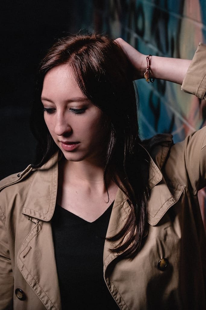 junge frau pose outdoor blitzfoto