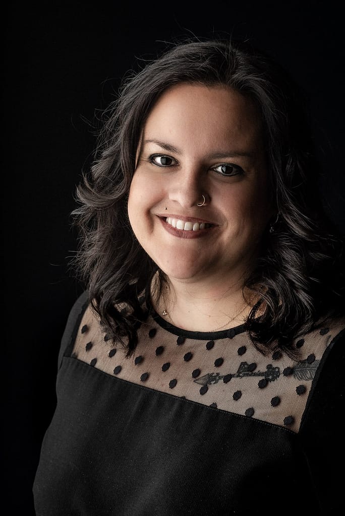 frau in schwarz fotoshooting fotostudio