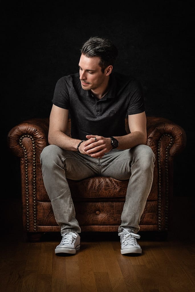 mann sitzend auf sofa pose