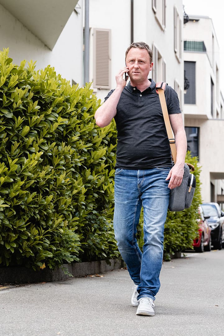 Business Portrait St. Gallen Ex Architekt telefoniert auf Strasse
